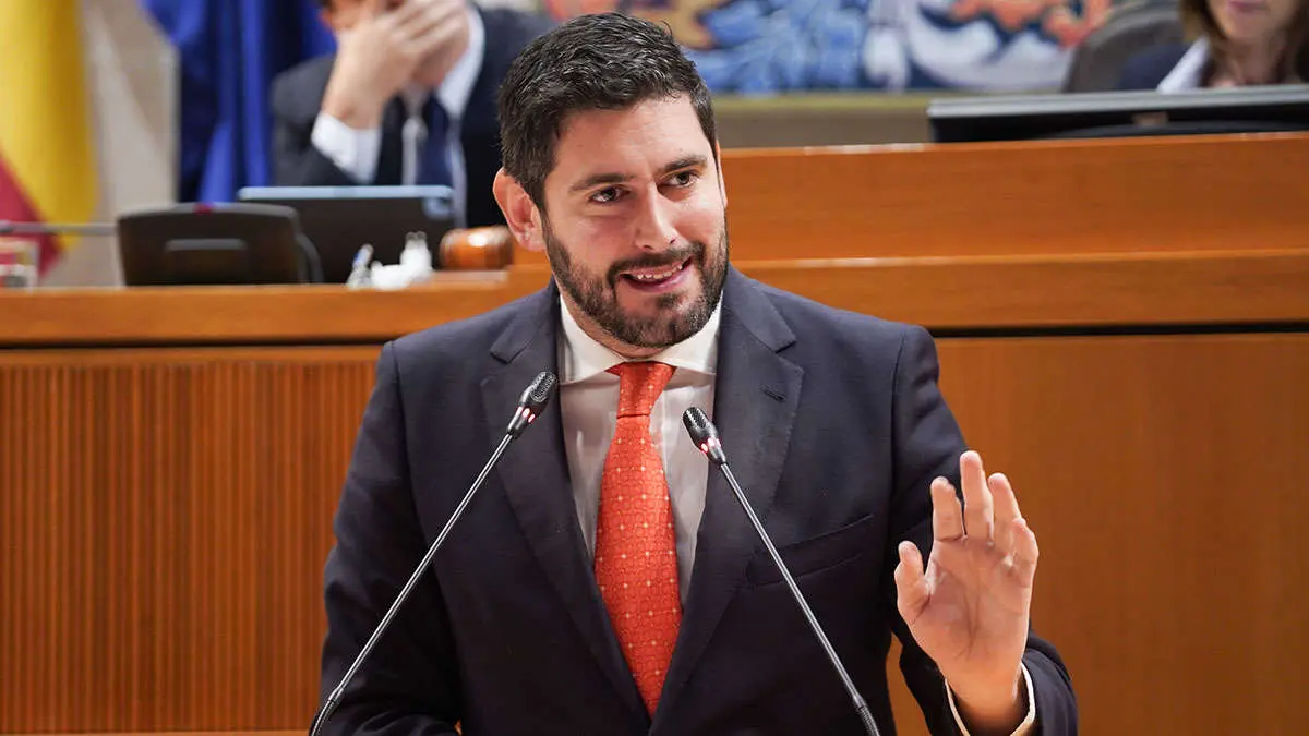 Alejandro Nolasco, este verano, en las Cortes. Foto: Cortes de Arag&oacute;n