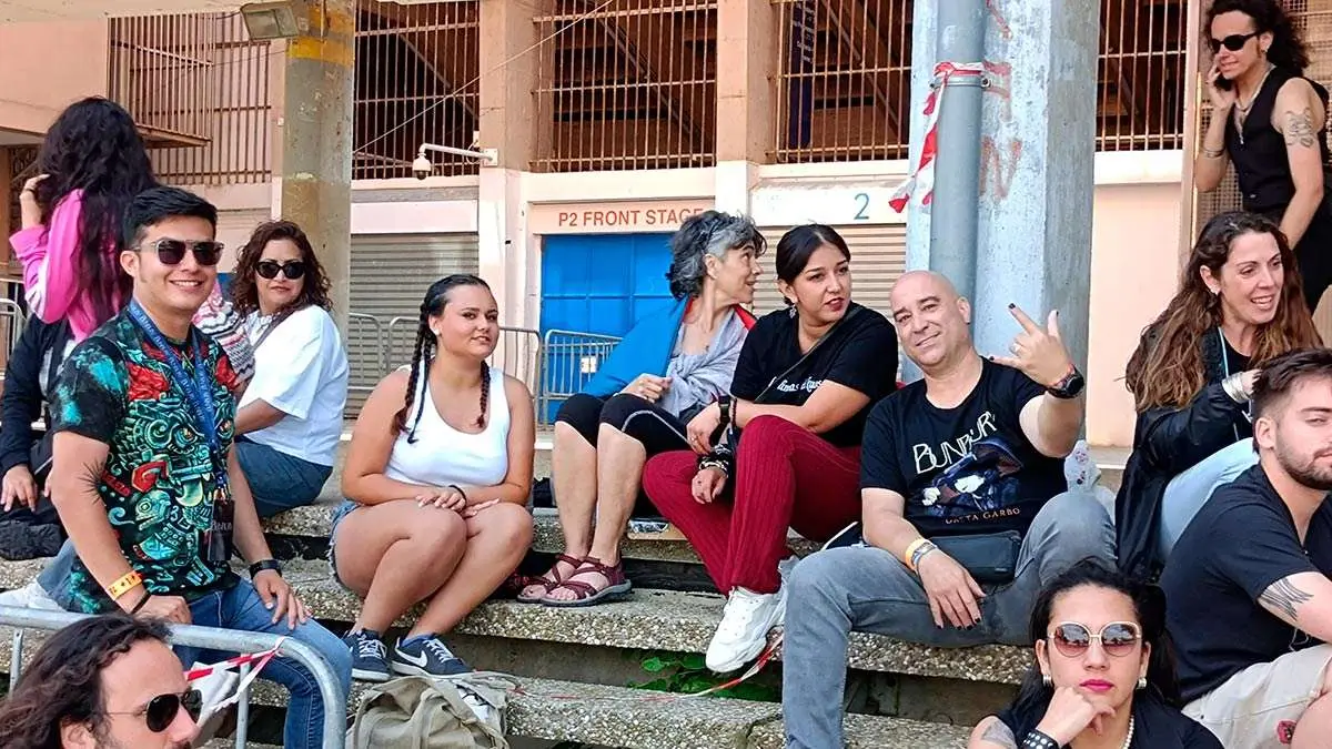 Desde este viernes, se han concentrado los primeros fans del cantante, formando filas a las puertas del estadio de La Romareda