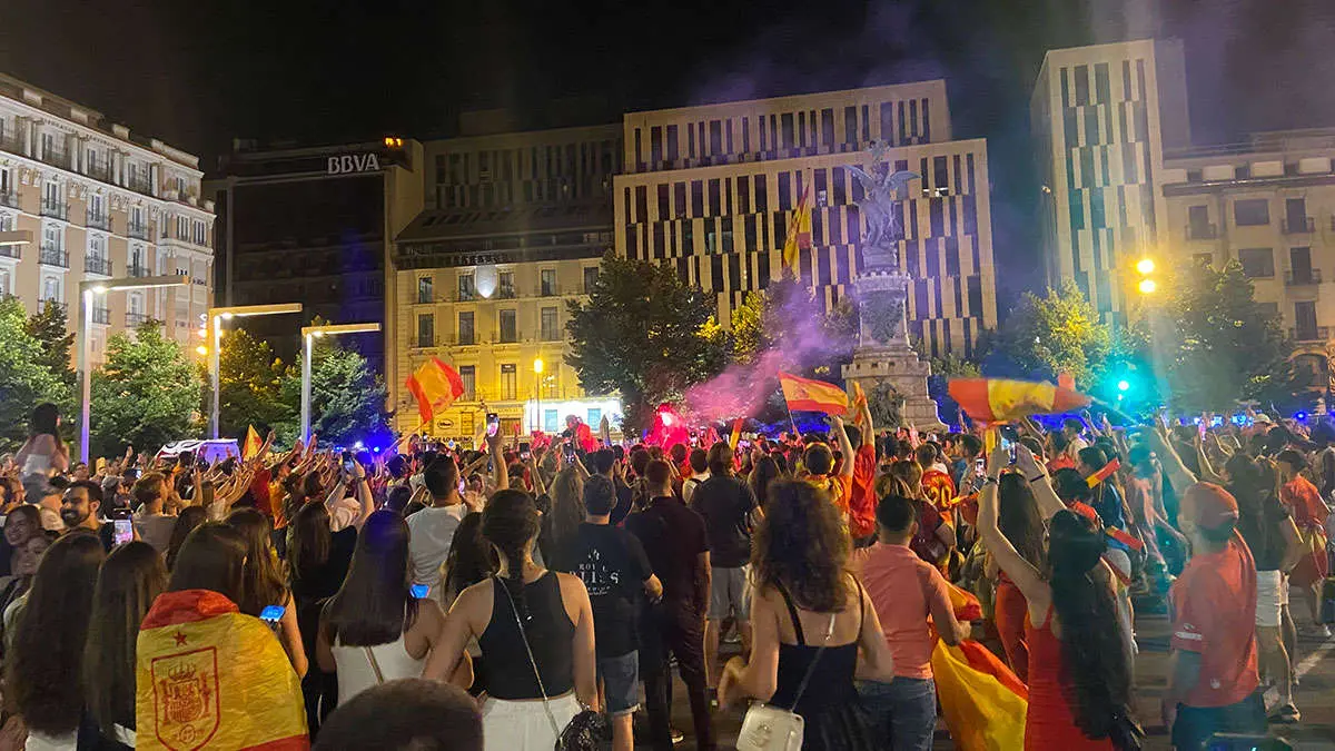 Los zaragozanos celebran la Eurocopa conquista por Espa&ntilde;a.