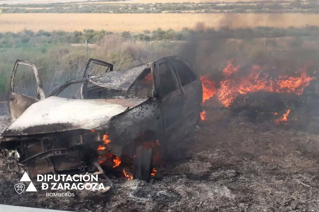 El veh&iacute;culo ha quedado incendiado en la cuneta. Foto: Bomberos DPZ