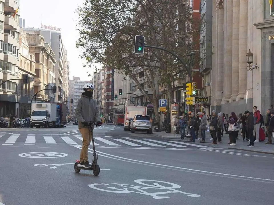 Imagen de archivo de un patinete en una calle de Zaragoza
