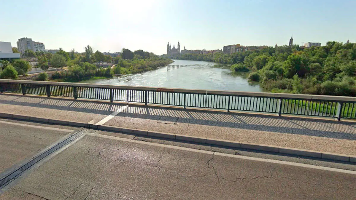 Salvan la vida de un hombre que intentaba tirarse al r&iacute;o Ebro desde el puente de La Almozara