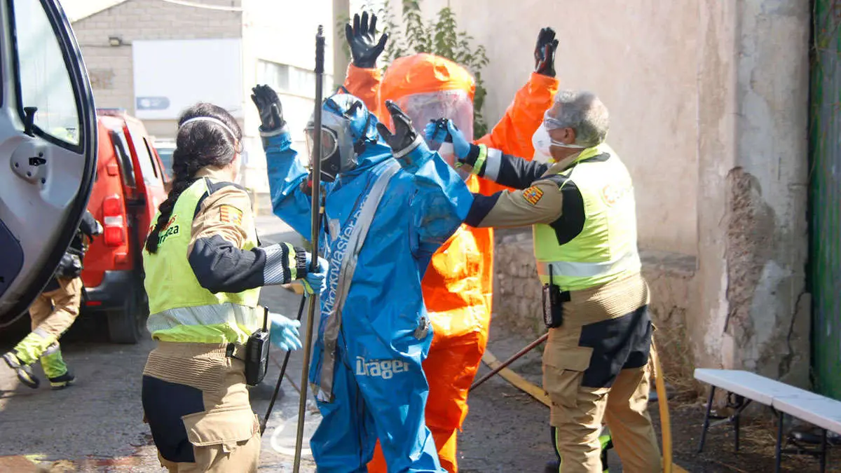Un grupo de operarios este martes en Utebo. Foto: Pilar &Aacute;lvarez