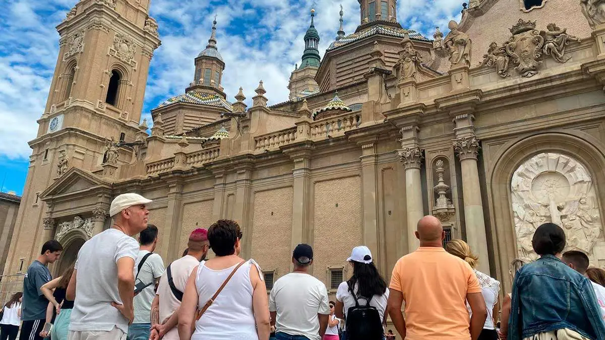 Los turistas invaden la plaza del Pilar de Zaragoza este puente de agosto