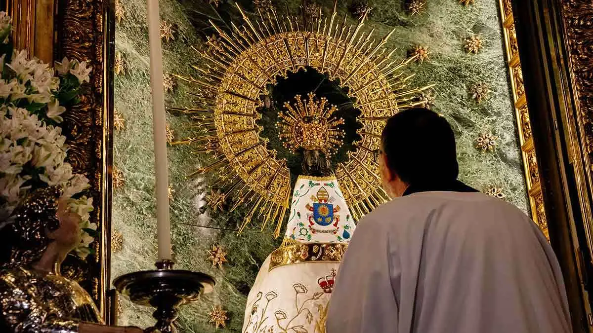 virgen-pilar-manto-papa