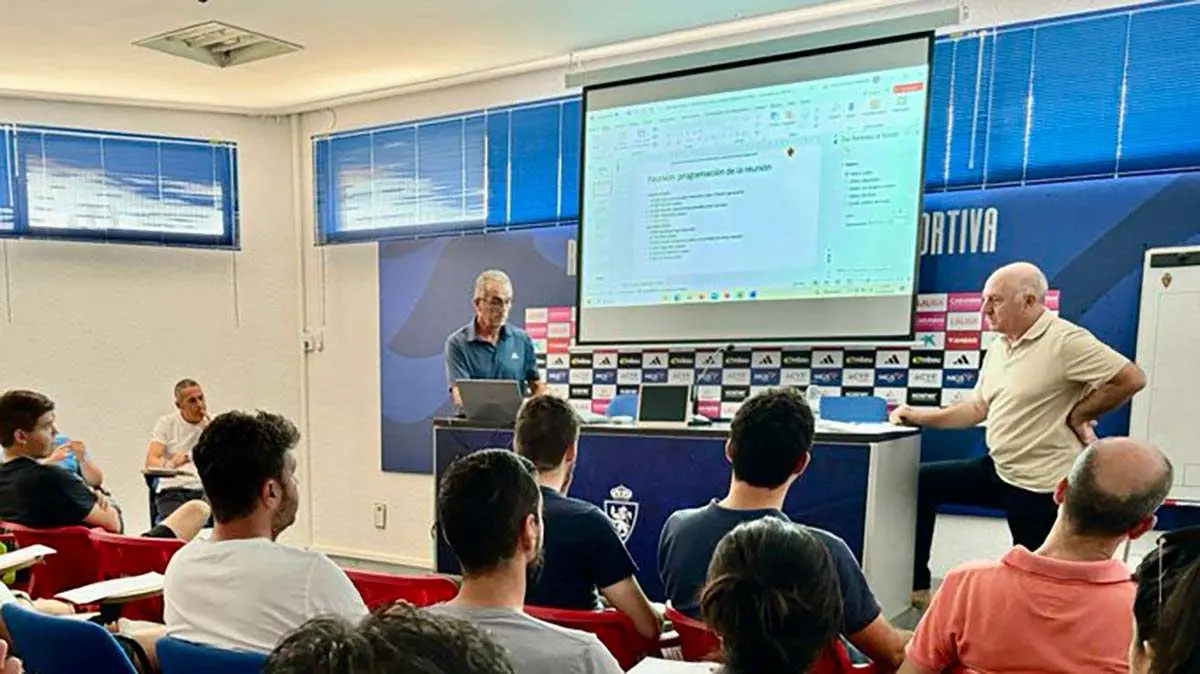La charla ha tenido lugar en la sala de prensa de la Ciudad Deportiva. Foto: Real Zaragoza