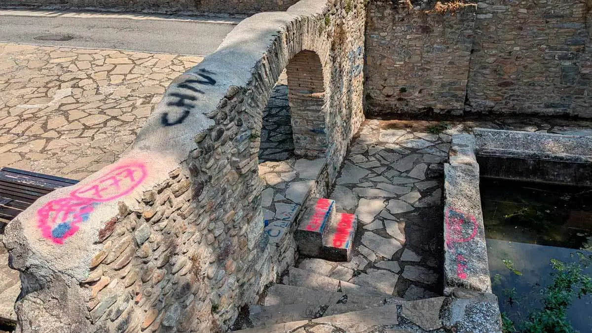 La Polic&iacute;a recibi&oacute; la llamada de un ciudadano, que avisaba de que hab&iacute;a dos j&oacute;venes realizando pintadas