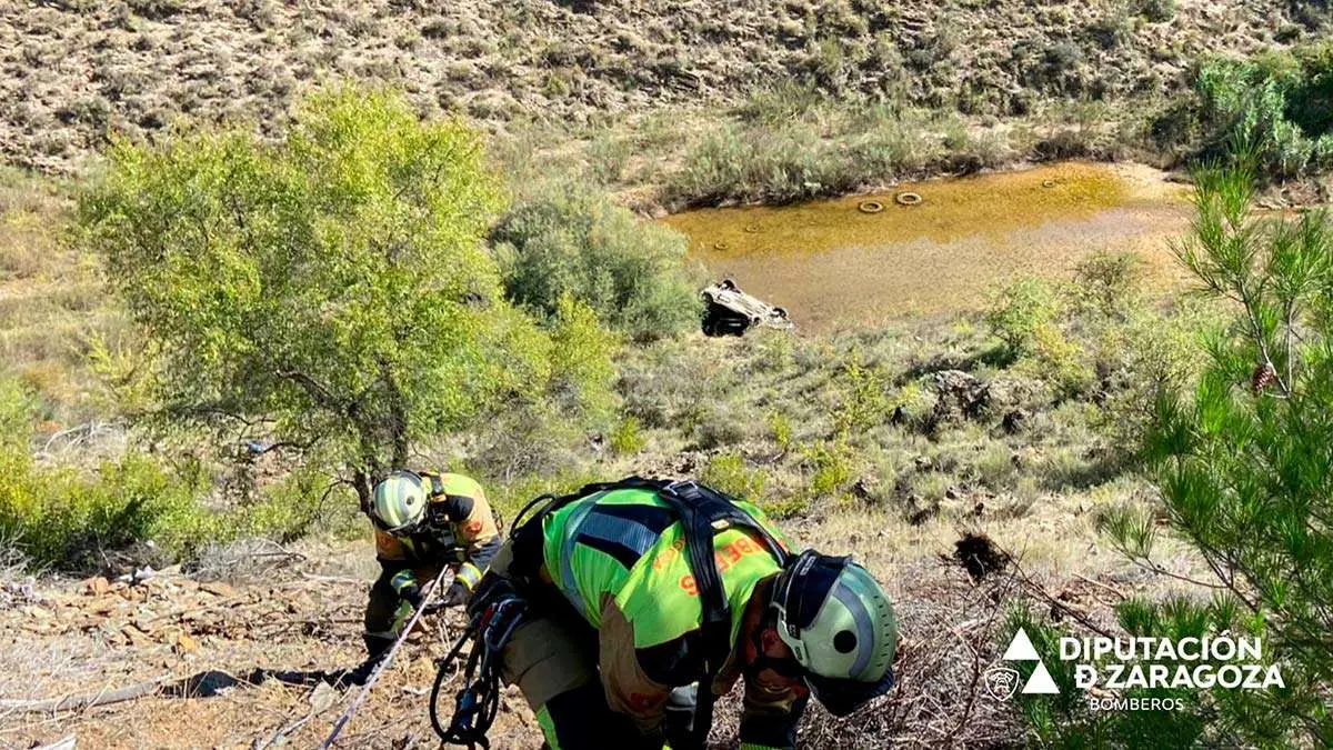 Los bomberos del parque de Calatayud han recibido una llamada pasadas las 9.30 horas y el rescate se ha efectuado de manera vertical