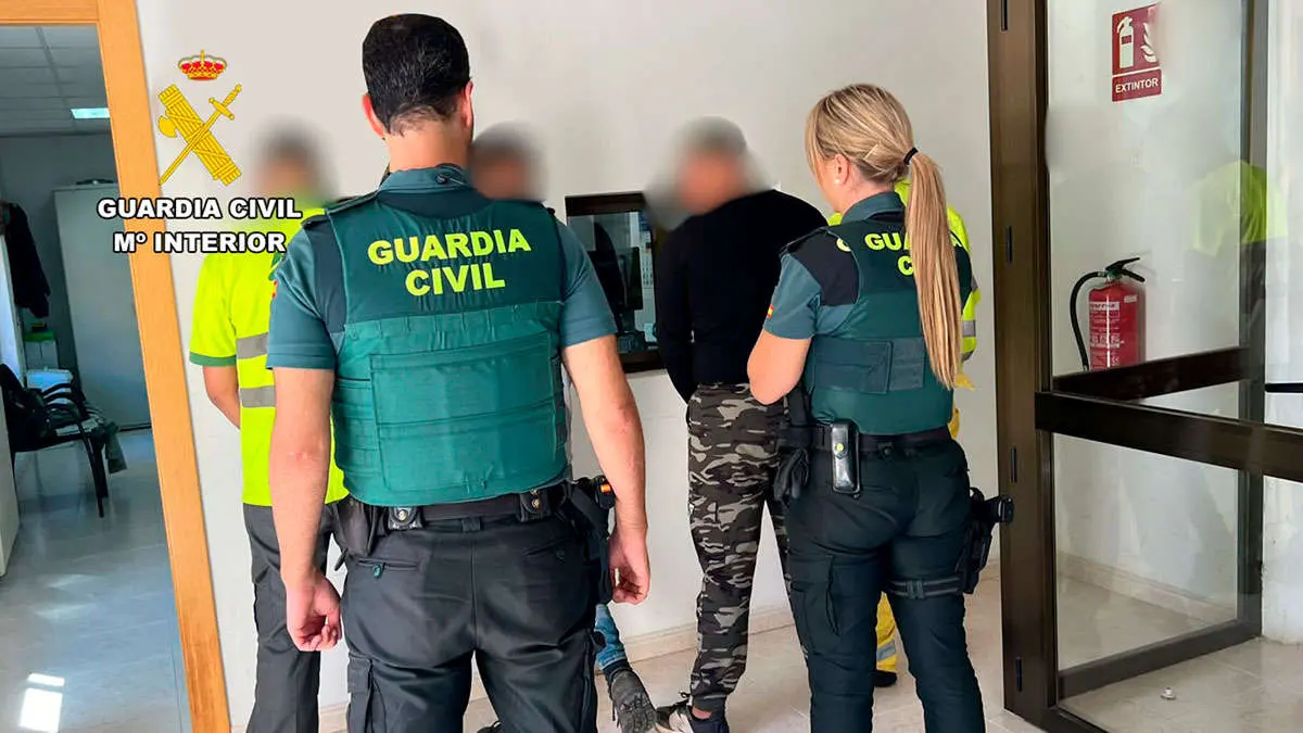 Agentes de la Guardia Civil con dos de los detenidos por robar material de Renfe y Adif en Alhama de Arag&oacute;n