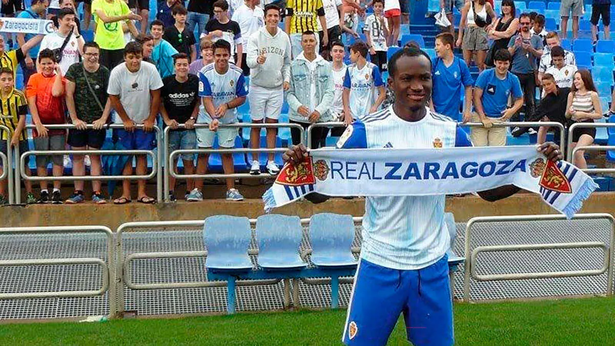 Rapha Dwamena, en el d&iacute;a de su presentaci&oacute;n con el Real Zaragoza
