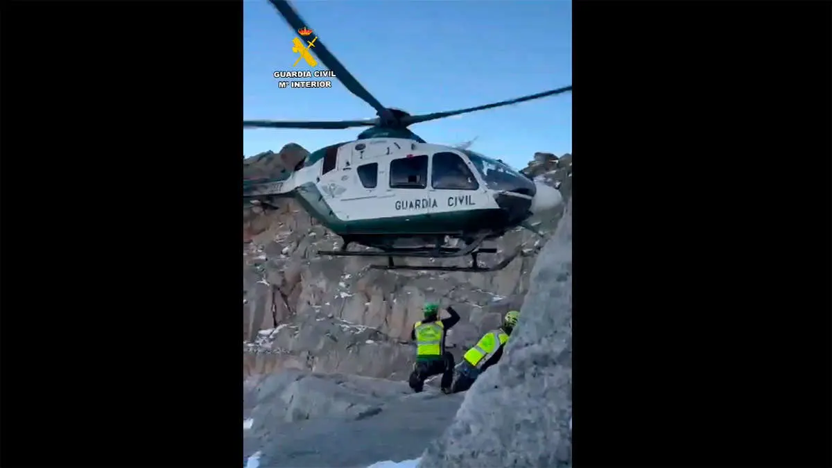 La Guardia Civil de monta&ntilde;a durante uno de los rescates de este fin de semana en el Pirieno