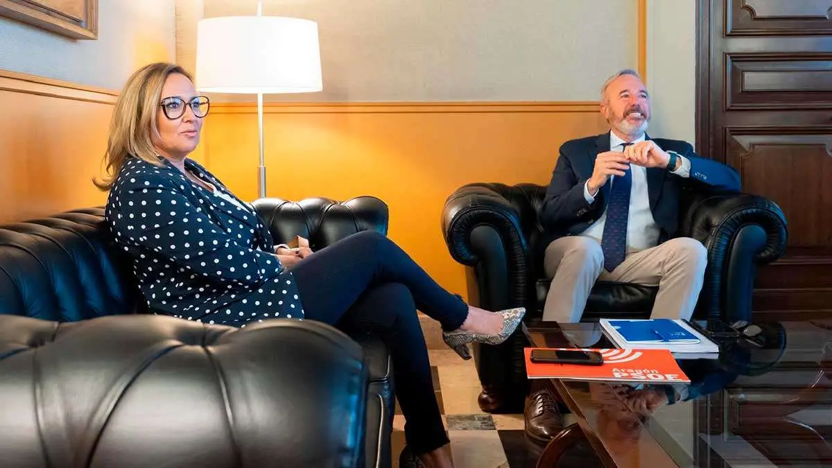 Jorge Azc&oacute;n y la portavoz del PSOE, Mayte P&eacute;rez, durante su reuni&oacute;n en el Pignatelli