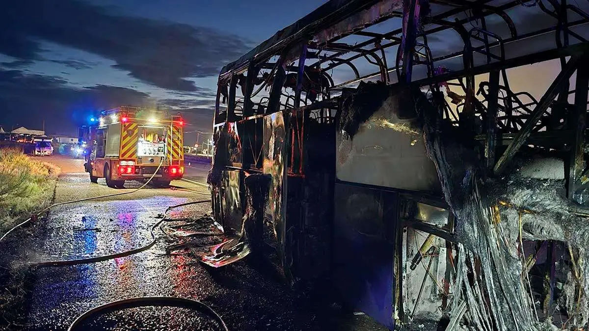 Se incendia un autob&uacute;s de trabajadores a las puertas de la f&aacute;brica de Stellantis, en Figueruelas
