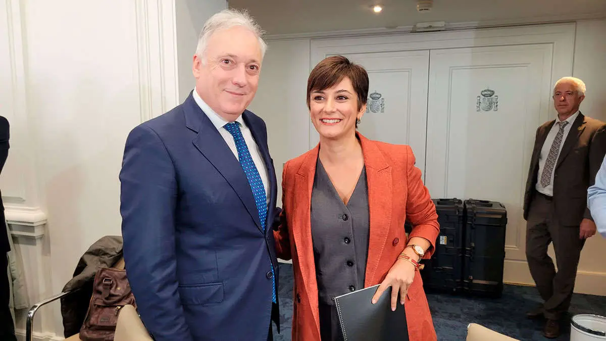 L&oacute;pez le ha entregado a la ministra un documento explicativo de Arag&oacute;n M&aacute;s Vivienda. Foto: DGA