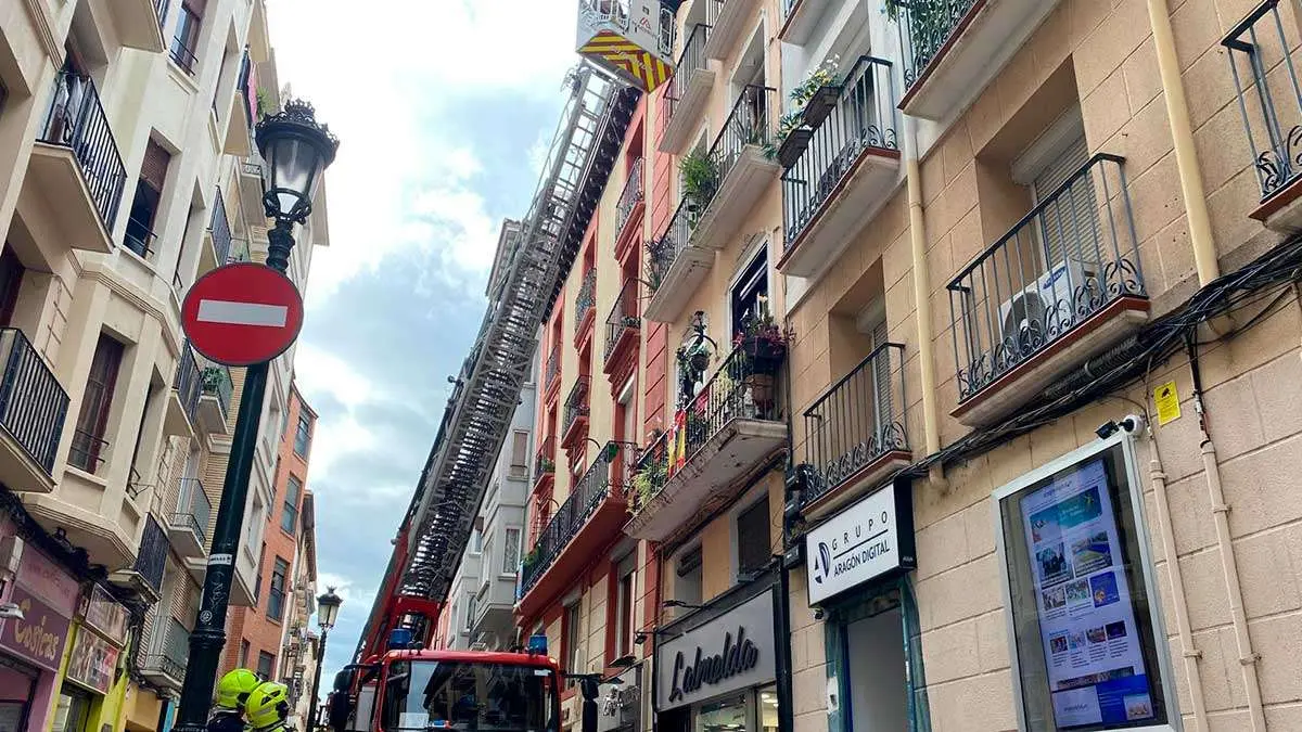 Un cami&oacute;n Tango 15 interviene para retirar cascotes de la pared del n&uacute;mero 11 de M&eacute;ndez N&uacute;&ntilde;ez