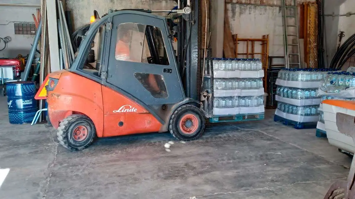 Imagen de archivo. Almacenamiento de garrafas en el Bajo Mart&iacute;n durante la crisis de suministro de agua potable en el verano