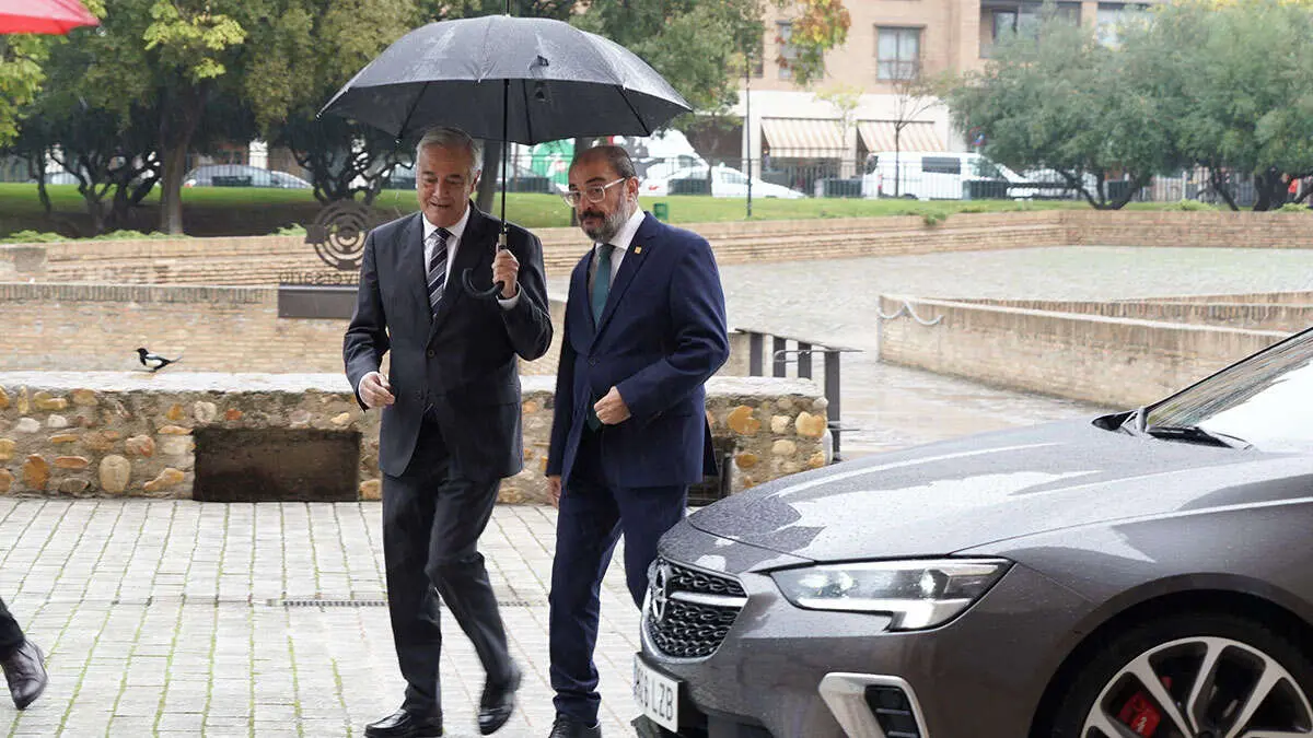 Sada y Lamb&aacute;n, a su llegada al debate. Foto: Cortes de Arag&oacute;n
