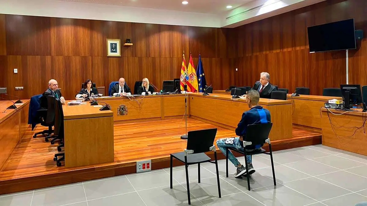 Uno de los dos acusados no se ha presentado al juicio en Zaragoza y el juez ha dado la orden de ponerlo en busca y captura