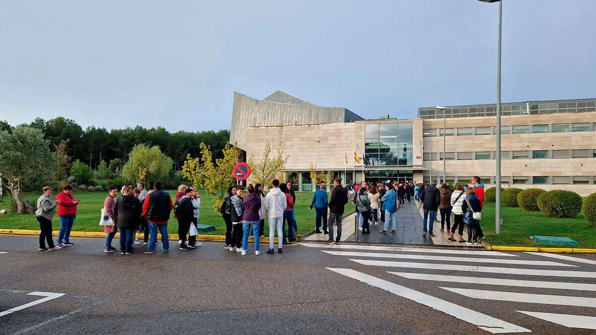 Los opositores en el IES Pir&aacute;mide de Huesca. Foto: DGA