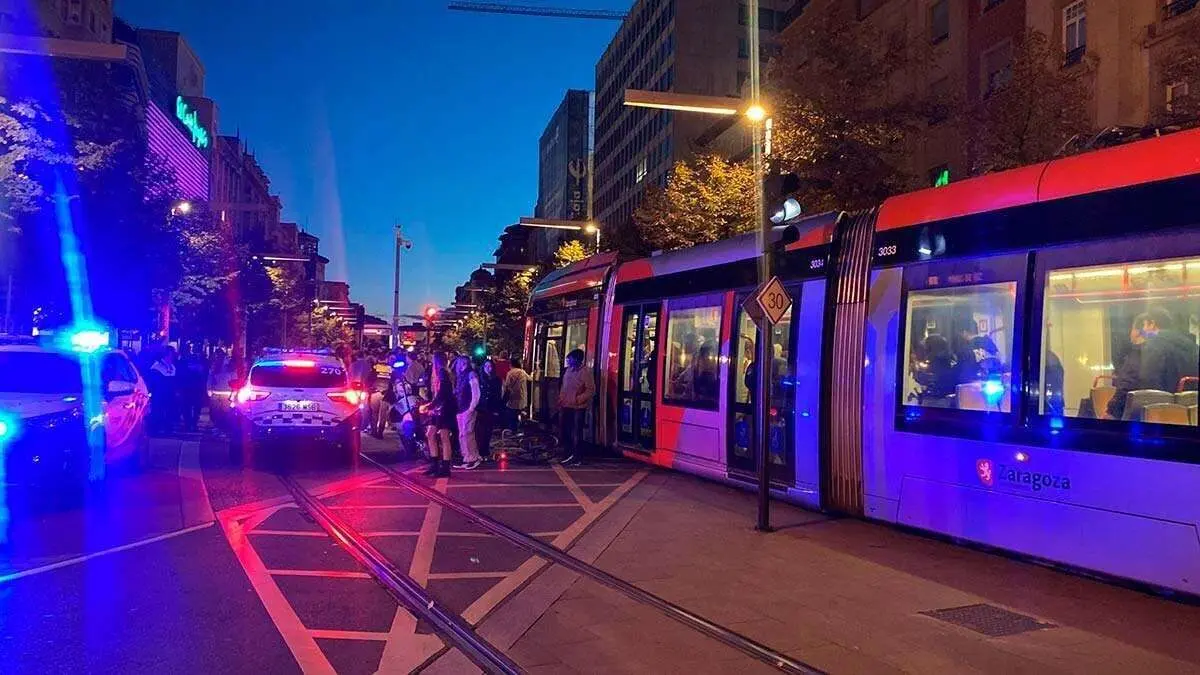 Una mujer de mediana edad fue atropellada por un tranv&iacute;a que circulaba en sentido Mago de Oz, despu&eacute;s de que esta chocara con un ciclista
