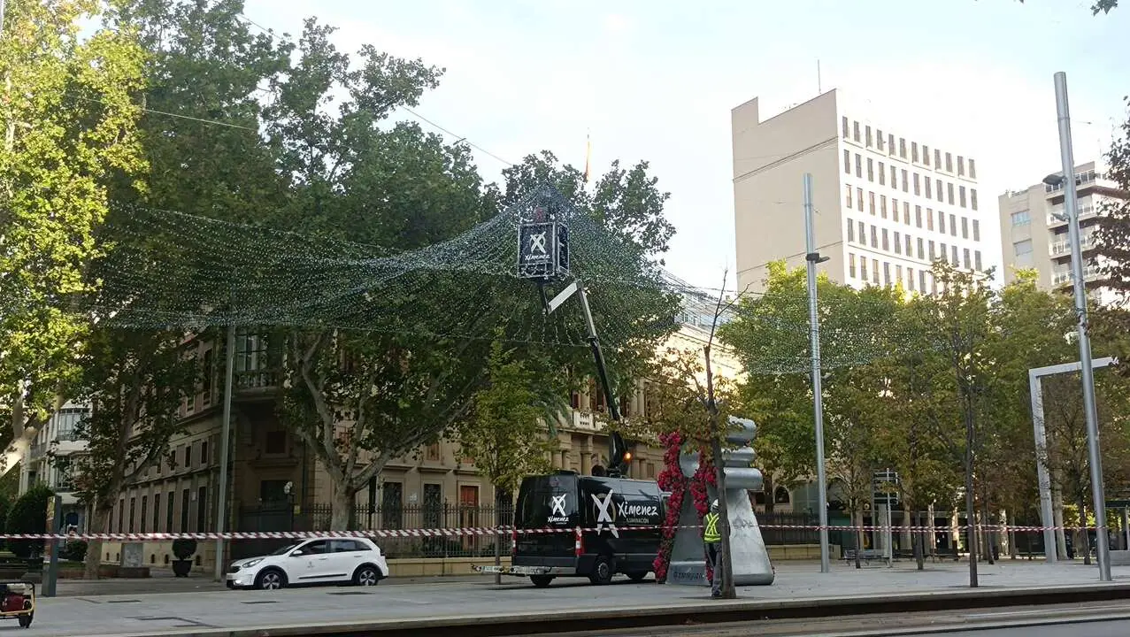 Los zaragozanos tambi&eacute;n se han visto sorprendidos con una nueva iluminaci&oacute;n en forma de cortina al comienzo del paseo de la Independencia