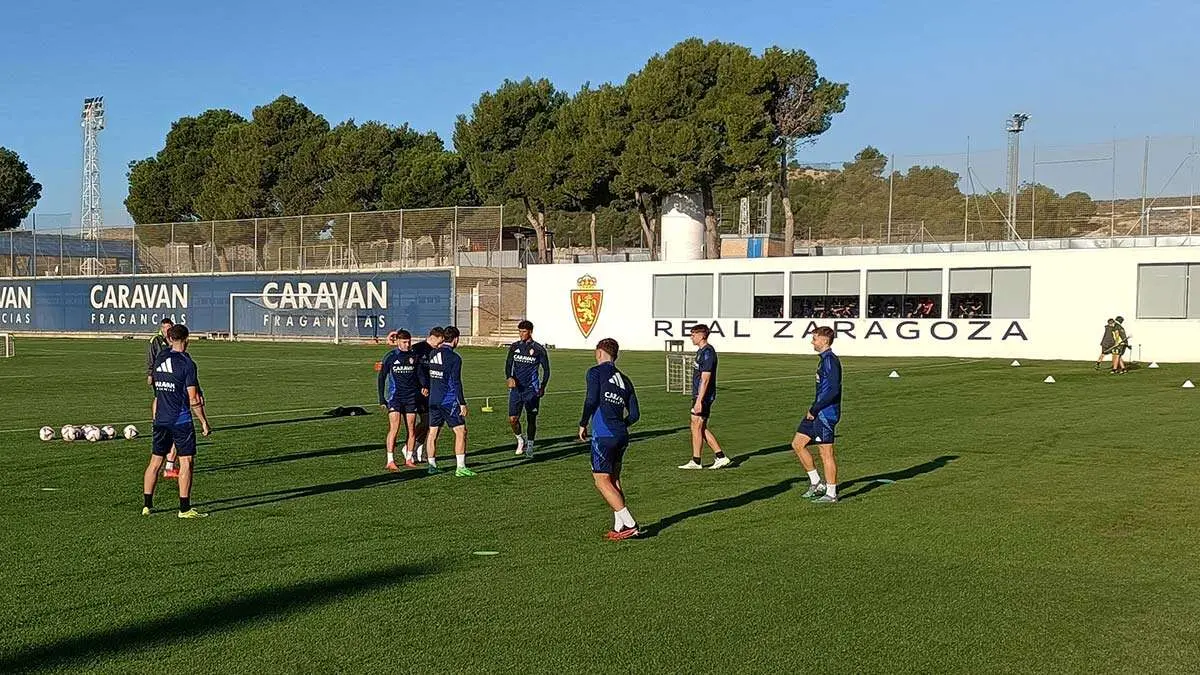 El entrenamiento del Real Zaragoza ha contado con dos grupos, uno sobre el c&eacute;sped y otro en el gimnasio