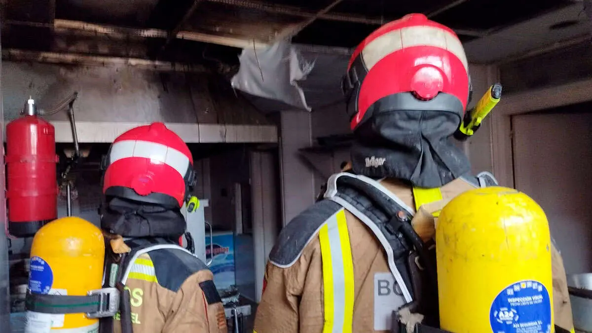 El hotel&nbsp;ha sido evacuado por los da&ntilde;os del humo. Foto: DPT
