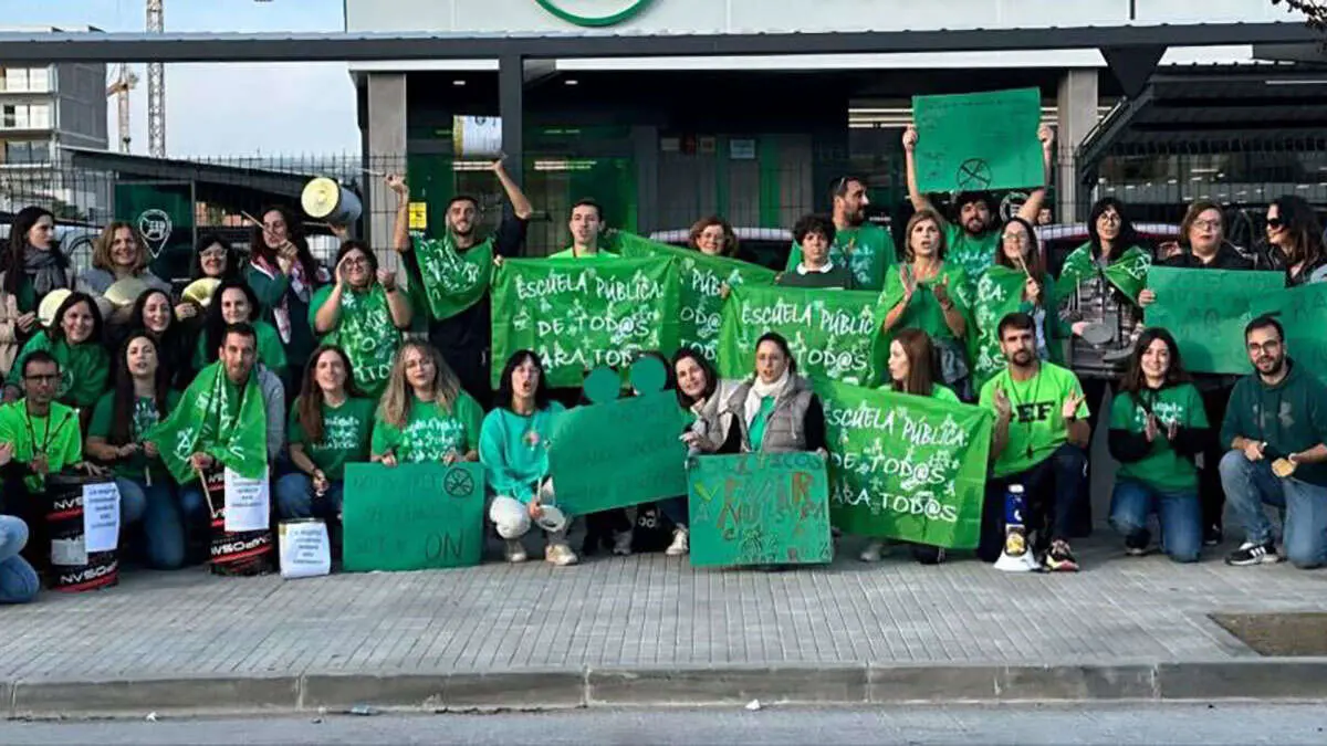 Los paros, que continuar&aacute;n el mi&eacute;rcoles 30 de octubre, se han realizado durante la primera hora lectiva en las etapas de infantil y primaria, de 10.30 a 11.30 horas en la etapa secundaria, y de 17.00 a 18.00 horas en las ense&ntilde;anzas con horario vespertino