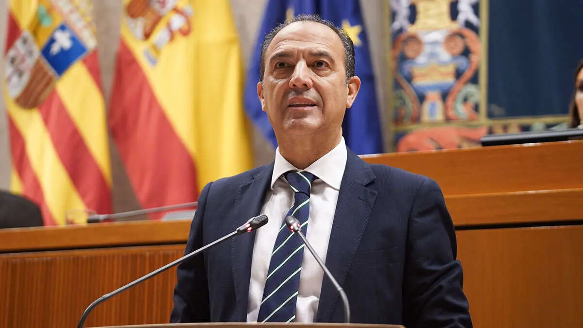 El consejero de Sanidad Bancalero, este viernes en el Pleno. Foto: Cortes de Arag&oacute;n