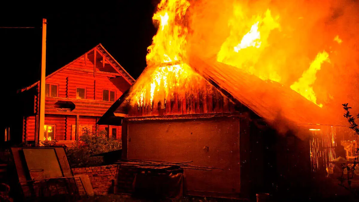 Imagen de archivo de una casa incendi&aacute;ndose