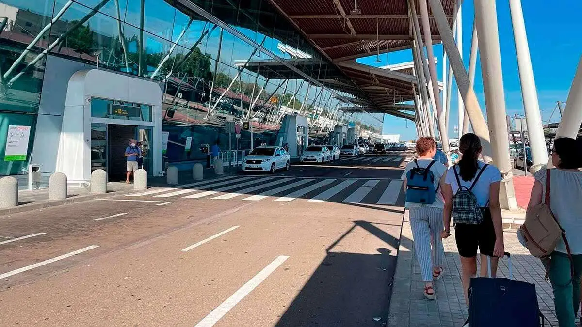 El Aeropuerto de Zaragoza ha registrado en octubre 61.961 viajeros (+3,8%) y 991 movimientos de aterrizaje y despegue (+14%)