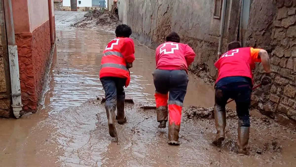 Voluntarios de Cruz Roja durante las labores de limpieza en una de las poblaciones afectadas por la DANA en Valencia