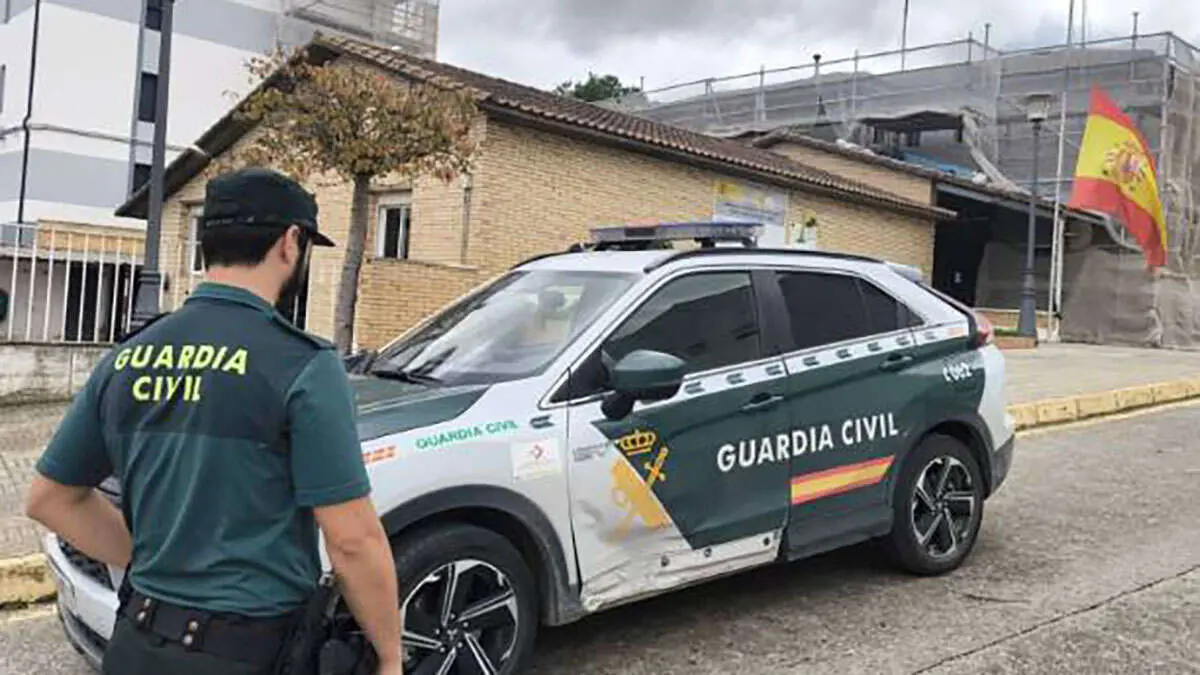 Estado del coche de la Guardia Civil de Bin&eacute;far tras la persecuci&oacute;n con el joven detenido