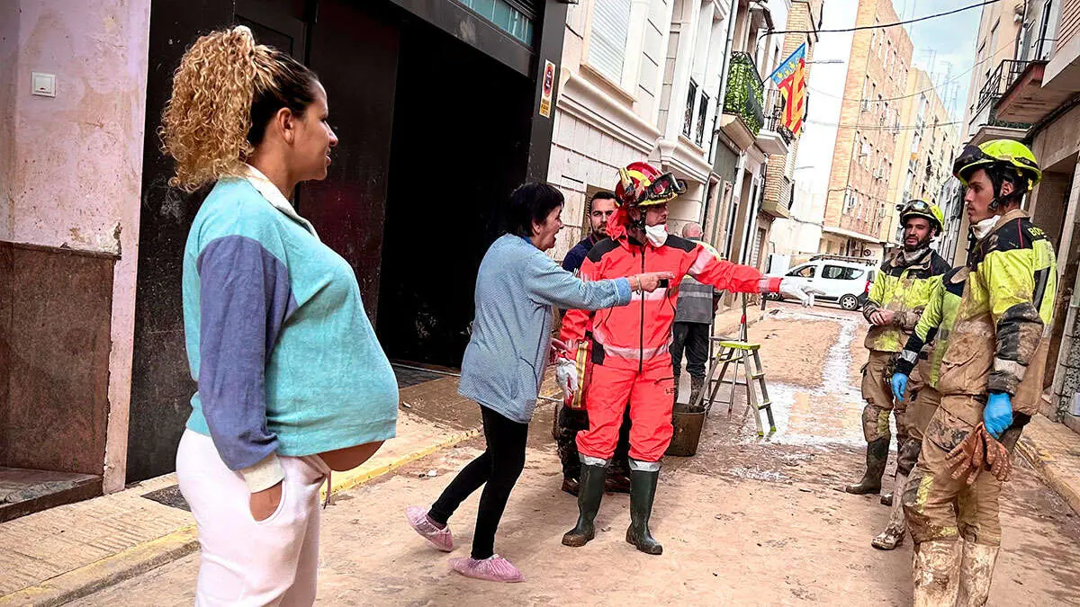 Aylen junto a los bomberos aragoneses. Foto: DGA