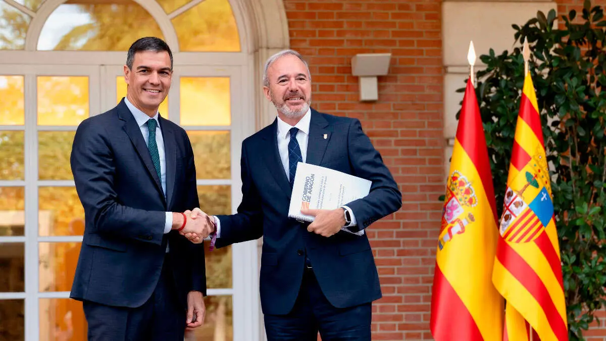 S&aacute;nchez y Azc&oacute;n antes de su reuni&oacute;n. Foto: Fabi&aacute;n Sim&oacute;n (DGA)