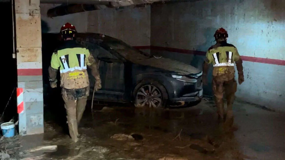 Dos operarios en un garaje de Catarroja. Foto: DGA