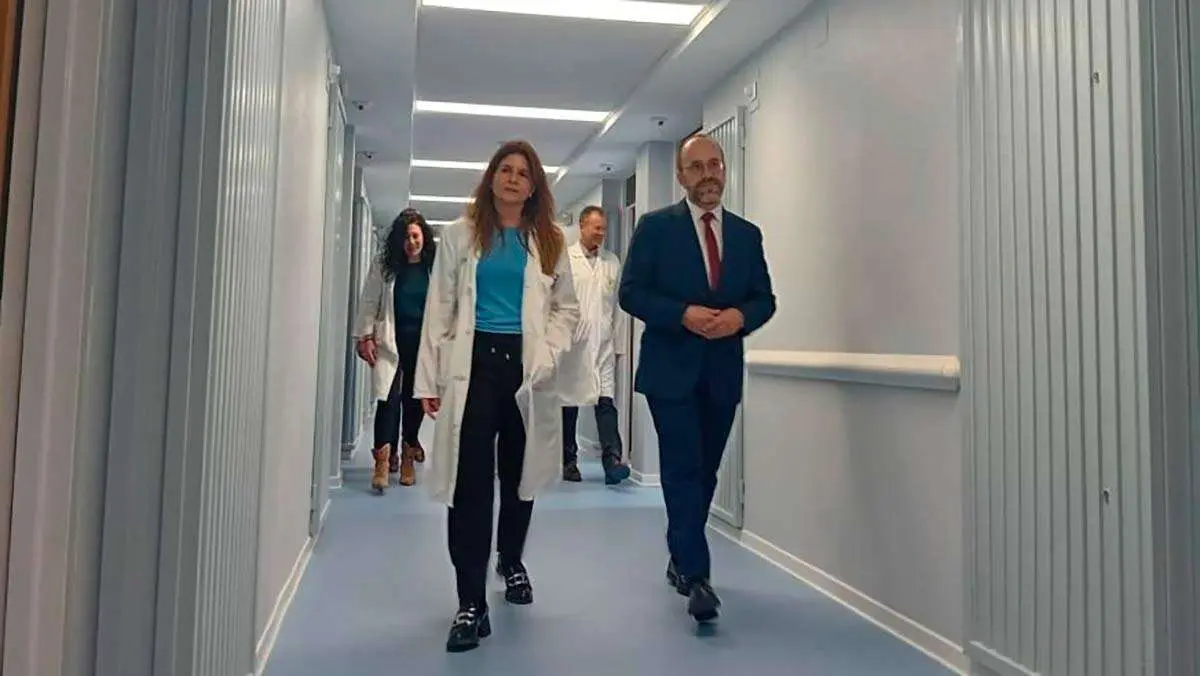 El director general de Salud Mental, Manuel Corbera, y la directora de Enfermer&iacute;a del Hospital Cl&iacute;nico, Ana Pelleja. | Gobierno de Arag&oacute;n