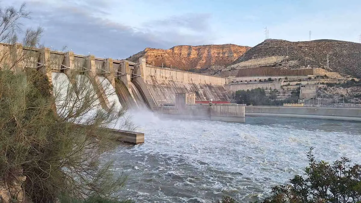 Embalse de Mequinenza durante la crecida controlada. Foto: CHE