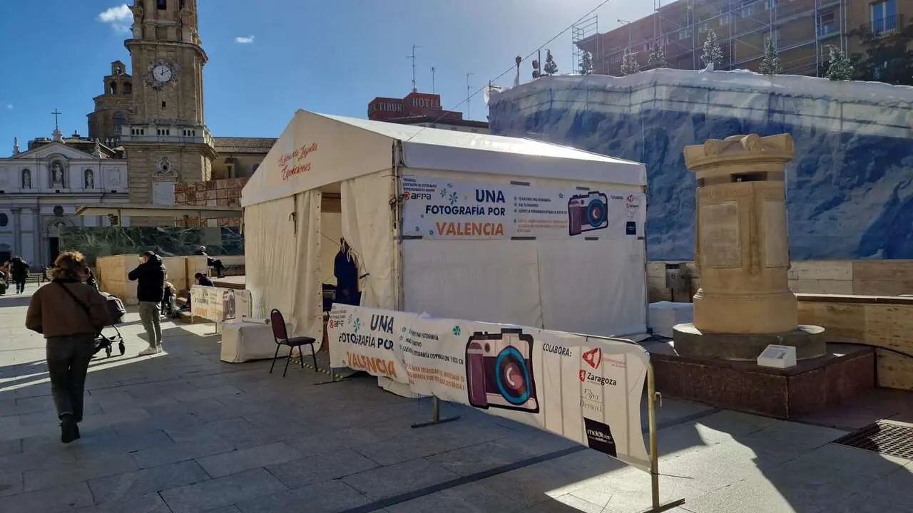 La carpa est&aacute; situada enfrente de la Lonja. | Ayuntamiento de Zaragoza