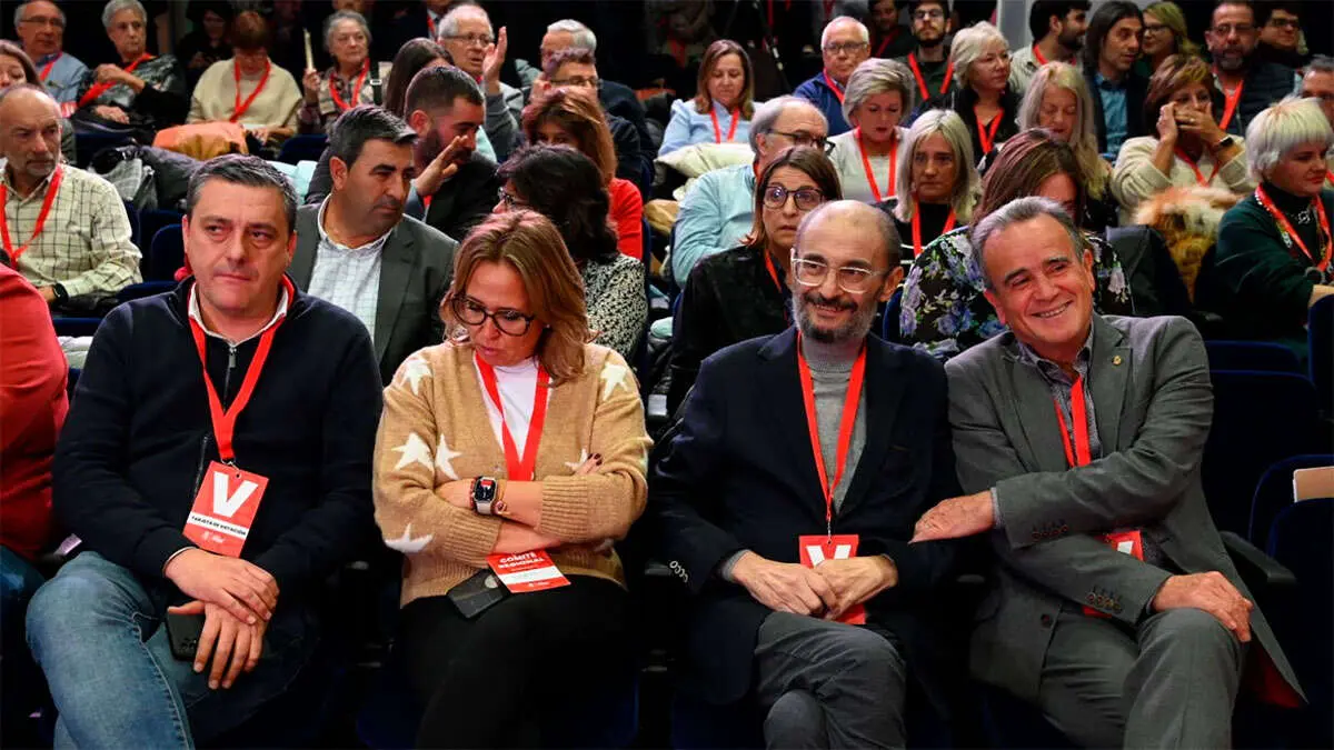 Lamb&aacute;n, junto a los dirigentes de Huesca, Teruel y Zaragoza. Foto: PSOE