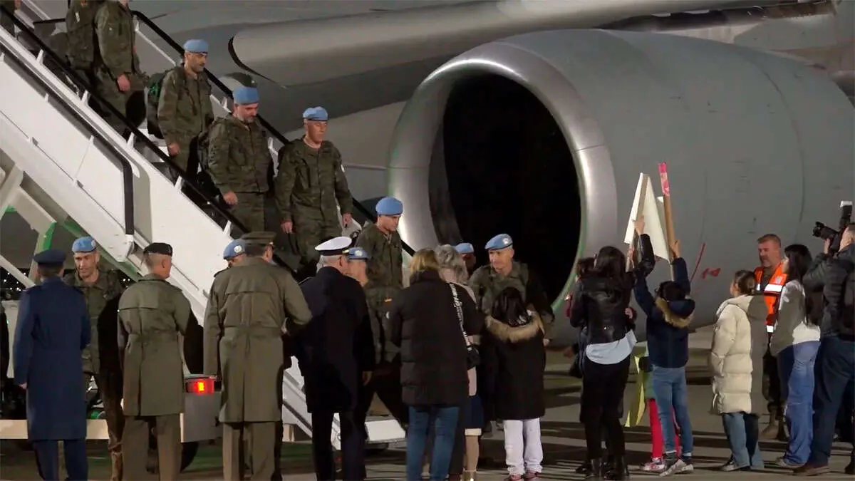 Militares de la Brigada 'Arag&oacute;n' procedentes del L&iacute;bano, a su llegada al aeropuerto de Zaragoza
