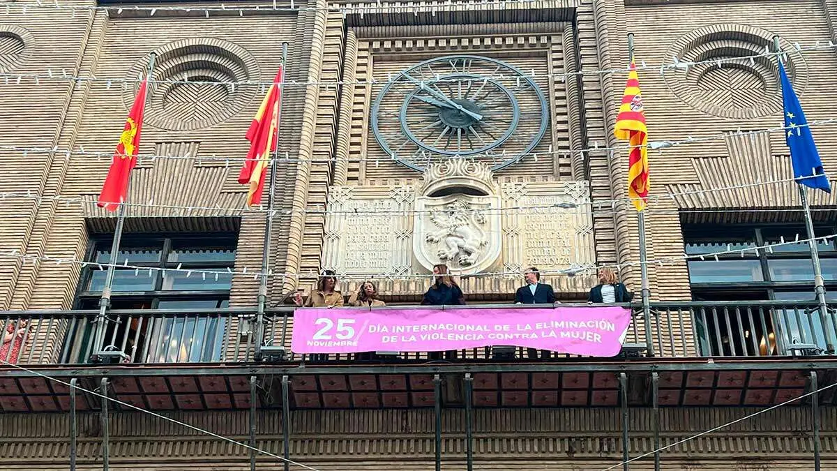 25N-violencia-machista-zaragoza-pancarta-ayuntamiento-balc&oacute;n-fachada