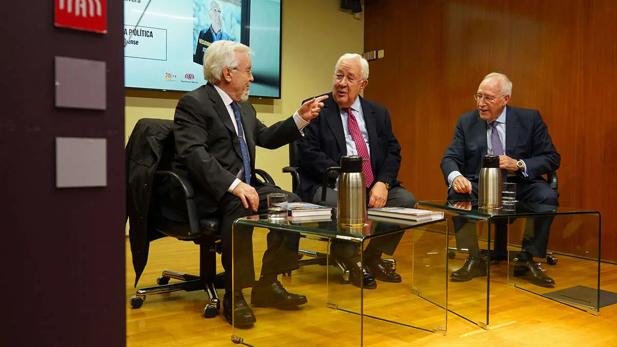 Biel (centro) durante la presentaci&oacute;n del libro. Foto: Cortes de Arag&oacute;n
