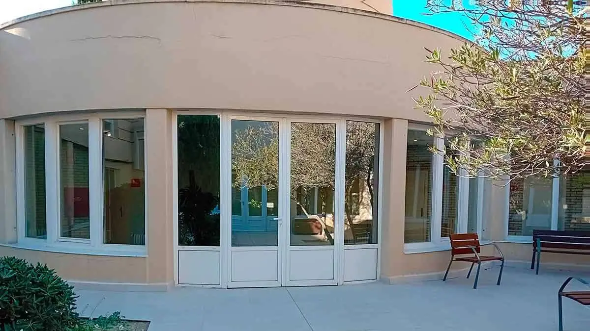 La cafeter&iacute;a se ha dotado de tres grandes ventanales.