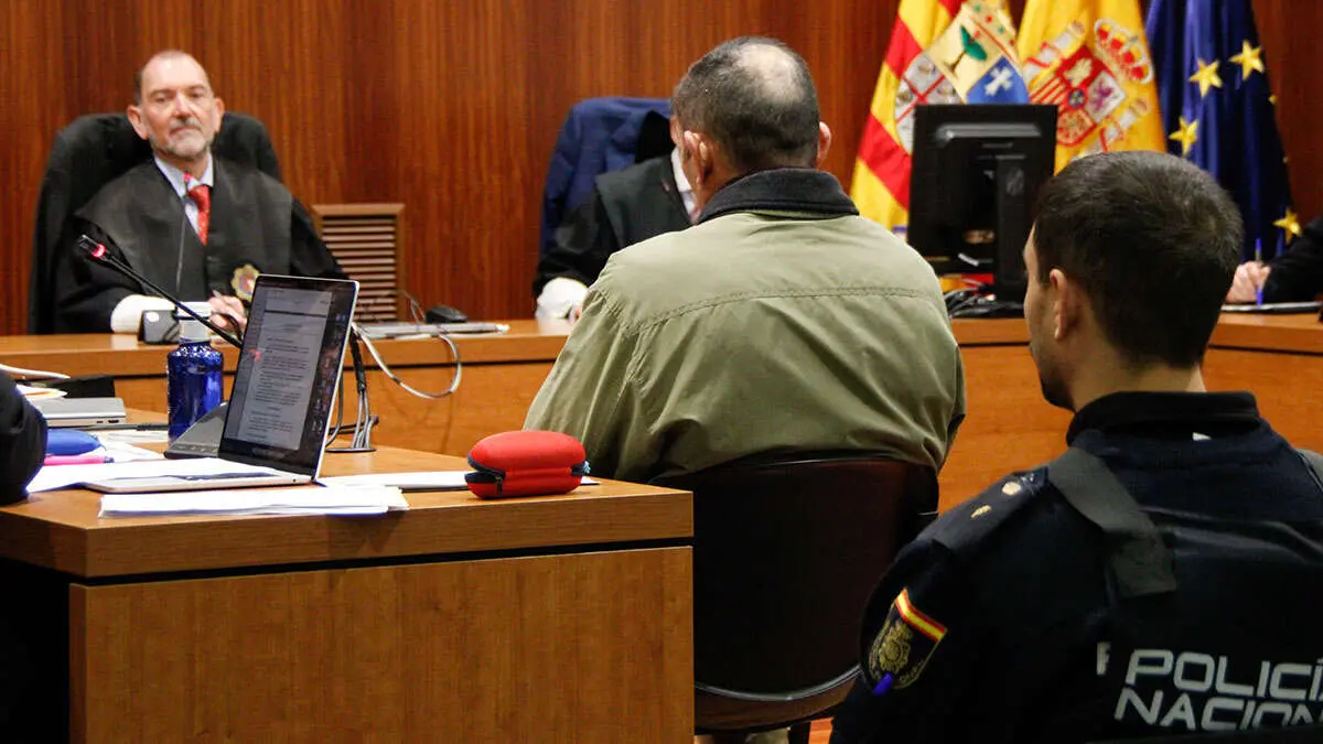 El acusado de asesinato, Miguel &Aacute;ngel Santiago Cort&eacute;s, frente al presidente del Tribunal, Eduardo L&oacute;pez Causap&eacute;, en la Audiencia Provincial de Zaragoza