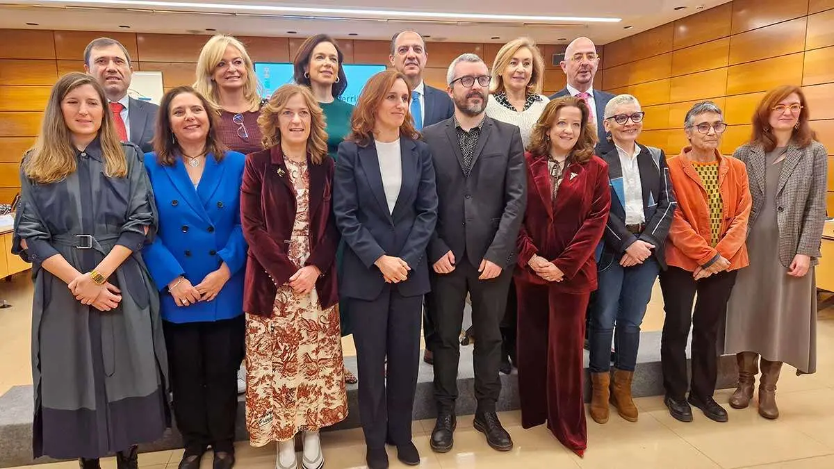 Los consejeros de Sanidad de las CCAA junto a la ministra M&oacute;nica Garc&iacute;a este lunes en Madrid. Foto: DGA