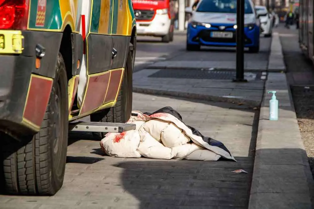 Abrigo manchado de sangre del hombre atropellado por el tranv&iacute;a de Zaragoza esta ma&ntilde;ana