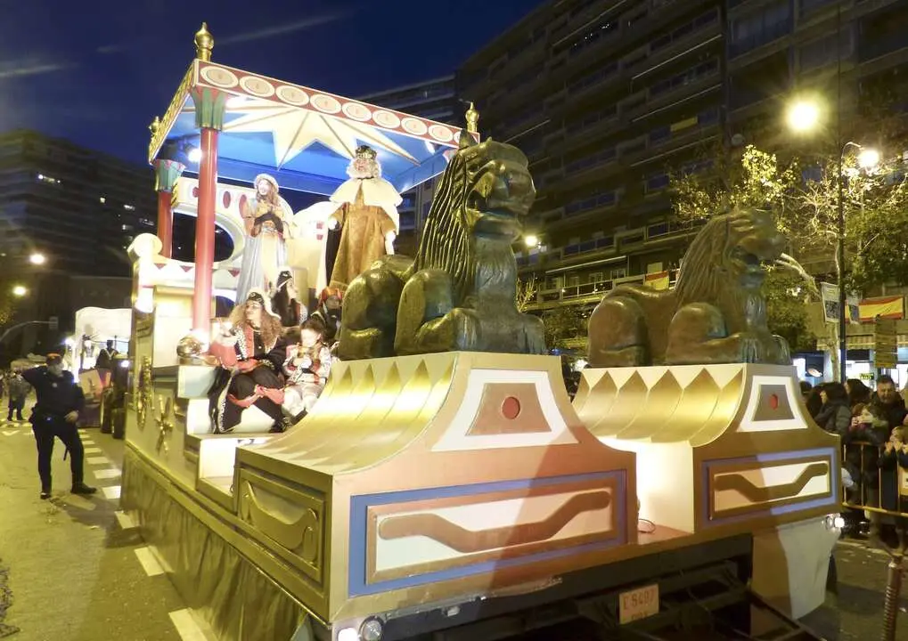 Adjudicar las 27 plazas de los pajes infantiles.