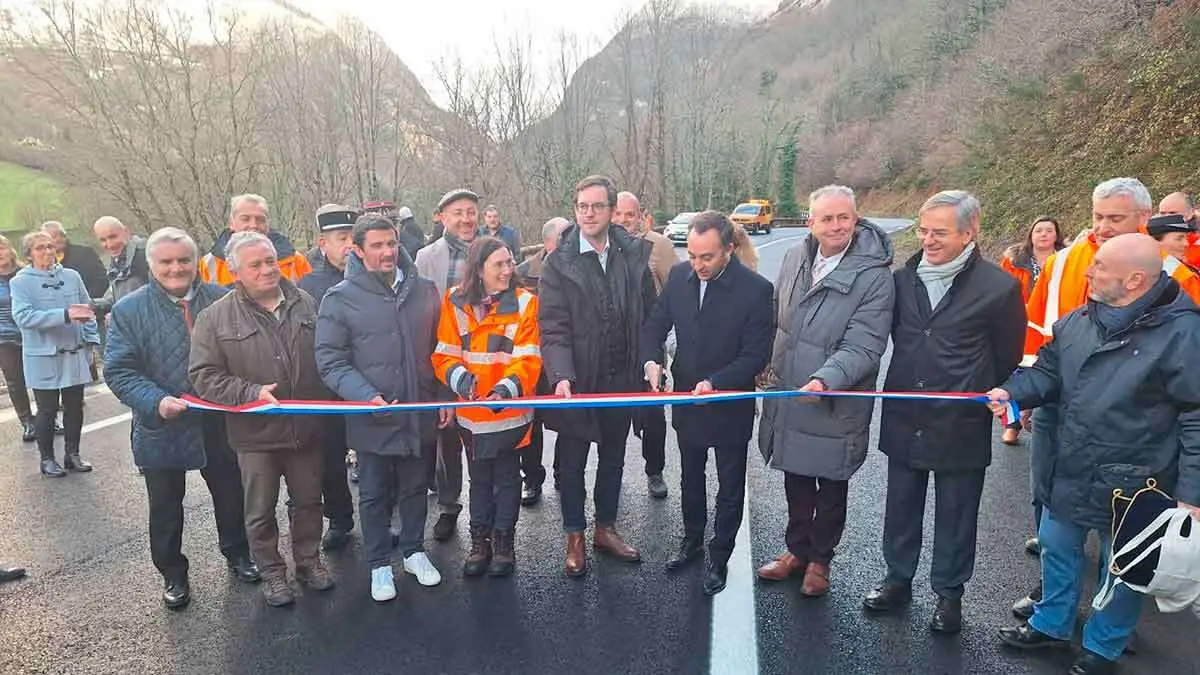 Corte de cinta tras la reapertura del tramo destrozado por la DANA. Foto: Delegaci&oacute;n del Gobierno