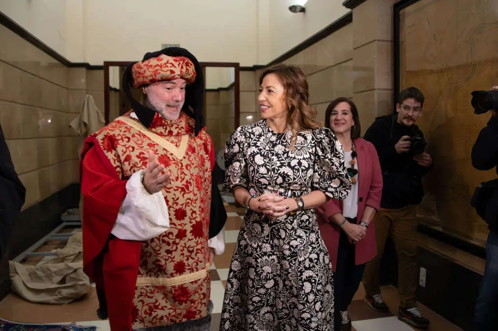 La alcaldesa de Zaragoza, Natalia Chueca, junto al paje real de los Reyes Magos. Foto: Pilar &Aacute;lvarez